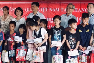Con em Việt kiều ở Preah Sihanouk vui Tết Trung thu.