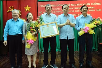 Lãnh đạo Bộ NN-PTNT và tỉnh Sóc Trăng tặng hoa và bằng khen cho nhóm tác giả gạo ST25, “Gạo ngon nhất thế giới”.