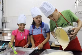 Dạy nghề cho trẻ em tự kỷ ở Trung tâm Sao Mai.