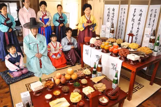Một gia đình Hàn Quốc mặc trang phục truyền thống chuẩn bị lễ cúng tổ tiên trong Tết Chuseok (Ảnh: Tagstory)