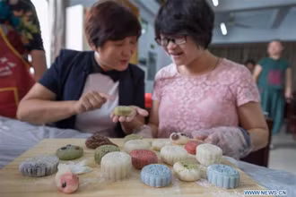 Những chiếc bánh Trung thu màu sắc. (Ảnh: Tân Hoa xã)
