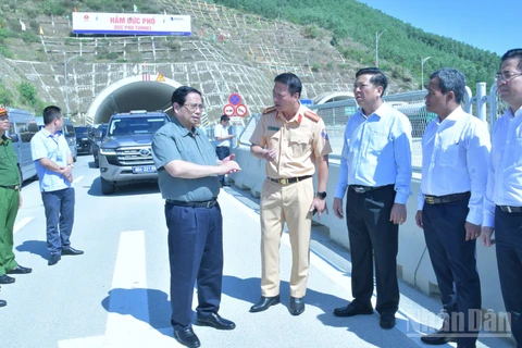 Thủ tướng Chính phủ Phạm Minh Chính kiểm tra dự án cao tốc Quảng Ngãi-Hoài Nhơn đoạn qua hầm Đức Phổ. (Ảnh: Thanh Giang)