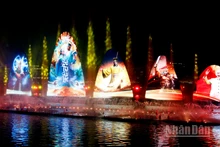 Show diễn nghệ thuật “Sử thi Âu Lạc” tại công viên hoa ánh sáng Delight Park Đà Lạt.
