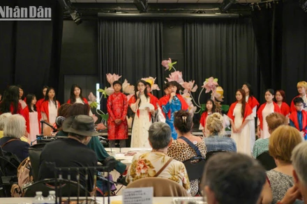 Dàn hợp xướng trường Olympia đến từ Việt Nam mang những làn điệu dân ca sâu lắng giới thiệu tới bạn bè Pháp.