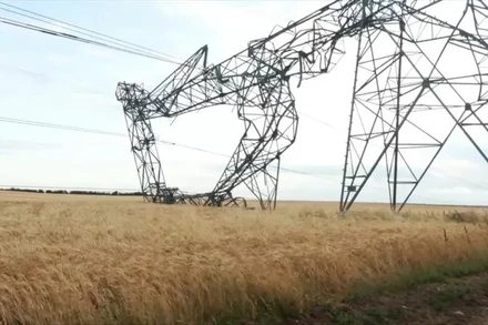 Cột điện cao thế bị đổ gãy sau trận dông lốc tối 25/6 tại tỉnh Loir-et-Cher. (Ảnh: BFMTV)