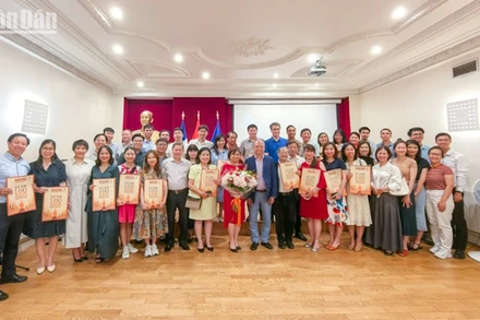 Ấn phẩm đặc biệt của Báo Nhân Dân chào mừng 100 năm Báo chí Cách mạng Việt Nam được chuyển sang Pháp để tặng các cơ quan đại diện và cộng đồng người Việt.
