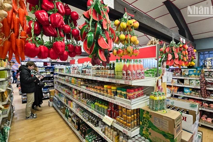 Bà con Việt kiều đã bắt đầu đi mua sắm Tết từ 2-3 tuần trước để chuẩn bị các mặt hàng thiết yếu như gạo, mứt, hạt bí và hạt dưa. (Ảnh: MINH DUY)