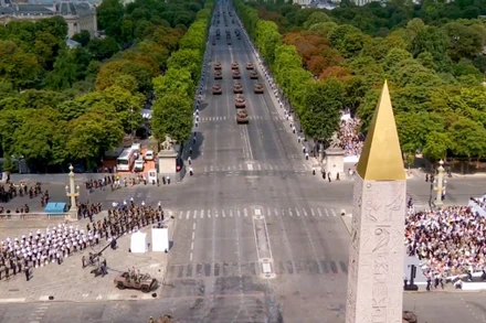 Tổng thống Pháp Emmanuel Macron cùng đội kỵ binh của Vệ binh Cộng hòa tiến vào quảng trường Concorde. Được tổ chức trên đại lộ nổi tiếng thế giới Champs-Élysées, cuộc diễu binh có sự tham gia của gần 6 nghìn binh sĩ, hiến binh, cảnh sát và nhân viên cứu hộ, cứu hỏa…