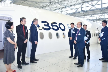 A350 là dòng máy bay thân rộng hiện đại của Airbus, được thiết kế lại hoàn toàn từ đầu với hơn 70% vật liệu tiên tiến và khả năng cánh biến hình. (Ảnh: KHẢI HOÀN)