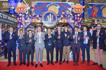 Đông đảo chính quyền các cấp của vùng Grand-Est, tỉnh Meuse, thành phố Verdun (Pháp) và người dân địa phương tham dự lễ khai mạc, thể hiện sự quan tâm đặc biệt đến sự kiện. (Ảnh: MINH DUY)