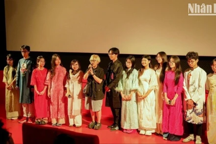 Bộ phim được thực hiện bởi các bạn thanh thiếu niên người Việt và gốc Việt từ 13 đến 17 tuổi.