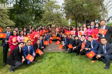 Tự hào và biết ơn Chủ tịch Hồ Chí Minh, người đã tìm ra con đường cứu nước đúng đắn cho dân tộc Việt Nam. (Ảnh: MINH DUY)