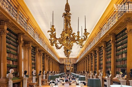 Một góc trưng bày các bộ sưu tập sách quý hiếm, bao gồm các bản in cổ và bản thảo được minh họa công phu. (Ảnh: MINH DUY)