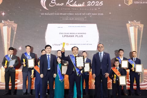 Ông Đặng Công Hoàn, Phó Tổng Giám đốc Ngân hàng TMCP Lộc Phát Việt Nam, đại diện Ngân hàng nhận giải thưởng Sao Khuê 2026.