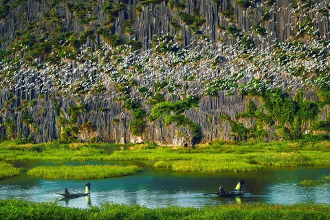 Khu du lịch sinh thái Đầm Vân Long, Ninh Bình nổi tiếng với vẻ đẹp hoang sơ, yên bình và hệ sinh thái đa dạng.