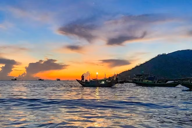 Bình minh ở cảng cá Cẩm Nhượng (xã Thiên Cầm, tỉnh Hà Tĩnh).