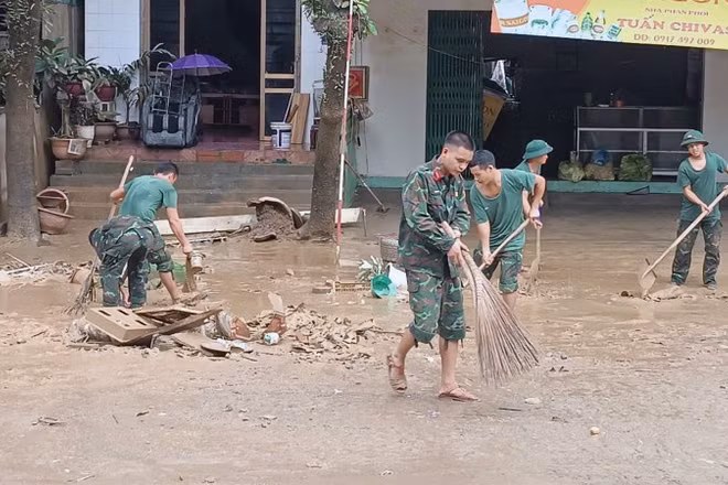 Lực lượng quân đội được huy động hỗ trợ dọn dẹp bùn đất sau mưa lũ tại phường Hà Giang 1.