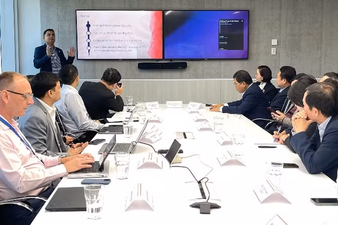 Ông Andrew Cope, Giám đốc điều hành Nokia khu vực châu Đại Dương trao đổi với Đoàn cán bộ lãnh đạo, quản lý các ban, bộ, ngành trung ương và địa phương Việt Nam.