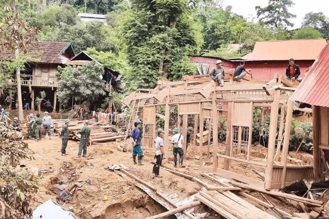 Lực lượng vũ trang hỗ trợ người dân bản Xiềng Tắm, xã Mỹ Lý sửa chữa nhà ở, tái thiết sau đợt lũ lịch sử hồi tháng 7 vừa qua.