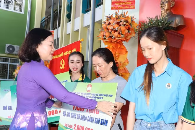 Trao tặng những phần quà cho các hộ gia đình có hoàn cảnh khó khăn trên địa bàn thành phố.