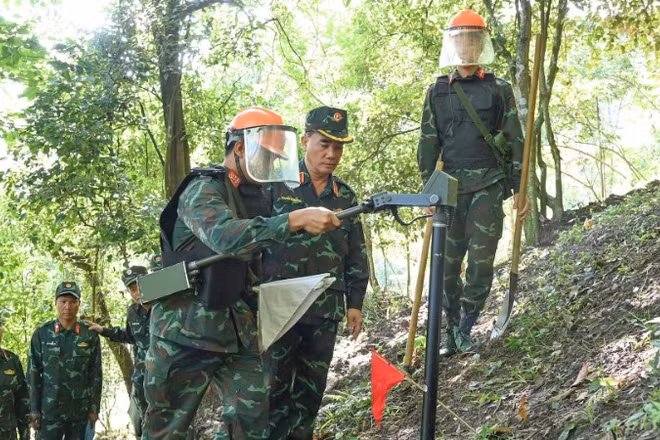 Tổng công ty Xây dựng Lũng Lô thi công rà phá bom mìn, vật nổ trên tuyến biên giới Việt Nam-Trung Quốc.
