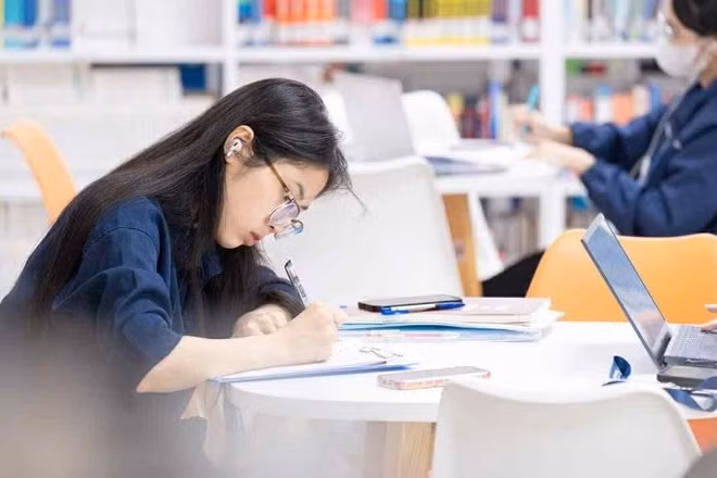 Sinh viên Đại học Phenikaa học tập trong thư viện (Ảnh: Phước An)