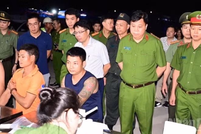 Đại tá Bùi Trung Thành, Phó Giám đốc Công an thành phố Hải Phòng trực tiếp kiểm tra tại một số địa bàn trọng điểm.