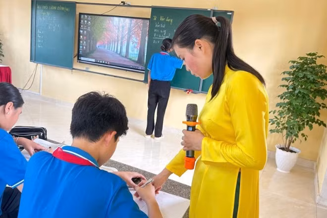 Giờ học với bảng tương tác thông minh - một trong những hình thức dạy học ứng dụng công nghệ thông tin đang được triển khai tại các trường vùng khó khăn.