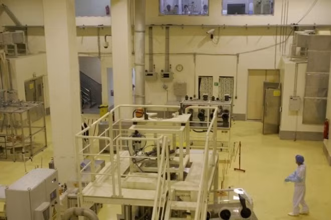 Nhân viên kỹ thuật Iran làm việc bên trong cơ sở hạt nhân Isfahan, nằm cách thủ đô Tehran khoảng 420km về phía Nam. (Ảnh: The Times of Israel/TTXVN)