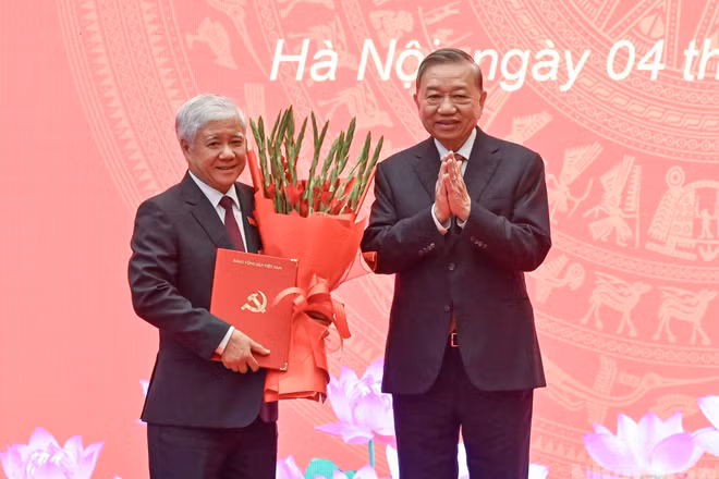 Tổng Bí thư Tô Lâm trao quyết định của Bộ Chính trị và tặng hoa chúc mừng đồng chí Đỗ Văn Chiến. (Ảnh: DUY LINH)