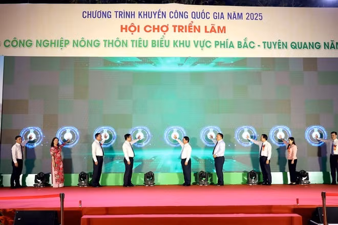 Các đại biểu ấn nút khai mạc hội chợ.