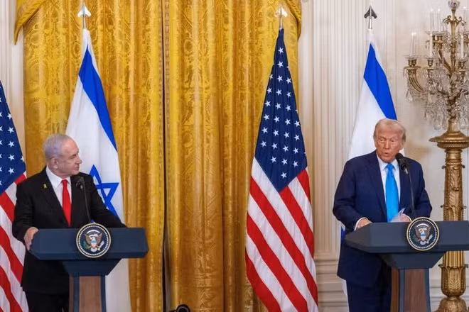 Thủ tướng Israel Benjamin Netanyahu (trái) trong cuộc họp báo chung với Tổng thống Mỹ Donald Trump tại Nhà trắng. (Ảnh: THX/TTXVN)