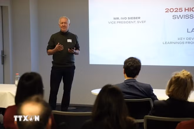 Ông Ivo Sieber - nguyên Đại sứ Thụy Sĩ tại Việt Nam - phát biểu trong một sự kiện tại Zurich. (Ảnh: TTXVN)
