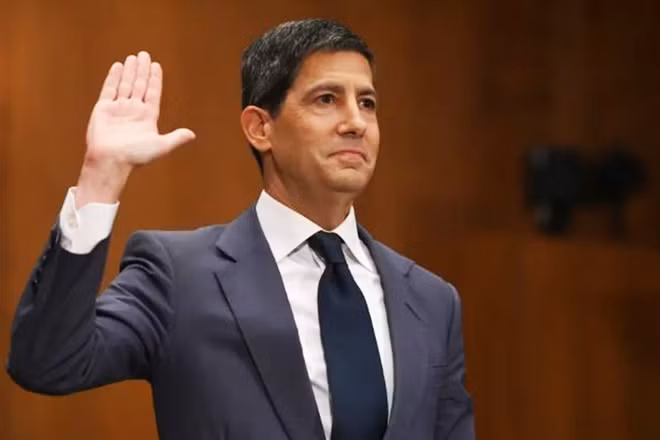 Ông Kevin Warsh, người được Tổng thống Donald Trump đề cử làm tân Chủ tịch Cục Dự trữ Liên bang Mỹ (FED), trong phiên điều trần tại Ủy ban Ngân hàng Thượng viện Mỹ ở Washington, DC., ngày 21/4/2026. (Ảnh: Getty Images/TTXVN)