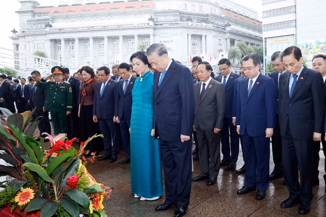 Tổng Bí thư, Chủ tịch nước Tô Lâm và Phu nhân cùng đoàn đại biểu cấp cao Việt Nam tưởng nhớ Chủ tịch Hồ Chí Minh. (Ảnh: TTXVN)