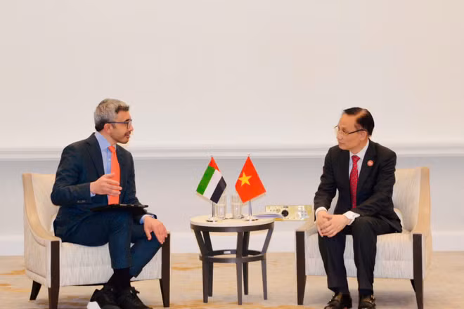 Gặp Phó Thủ tướng, Bộ trưởng Ngoại giao UAE, Hoàng thân Abdullah bin Zayed Al-Nahyan. (Ảnh: Văn Hiếu)