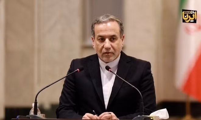 Ngoại trưởng Iran Seyed Abbas Araghchi trong cuộc họp báo tại Tehran. (Ảnh: THX/TTXVN)