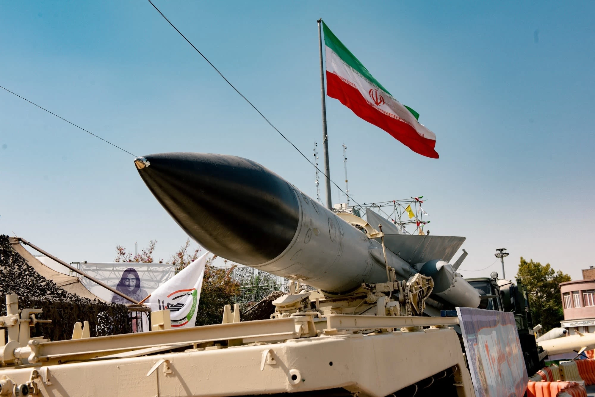 Iran cảnh báo tấn công vào ngân hàng và công nghệ Mỹ, Israel