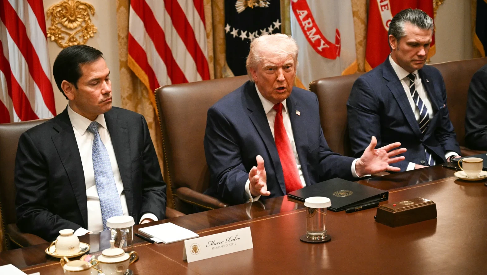 Tổng thống Mỹ Donald Trump triệu tập họp khẩn về căng thẳng với Iran