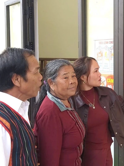 Cử tri bản Hôi Rấy, xã Trường Sơn (khu vực bỏ phiếu số 16) xem danh sách cử tri tại nhà văn hóa bản.