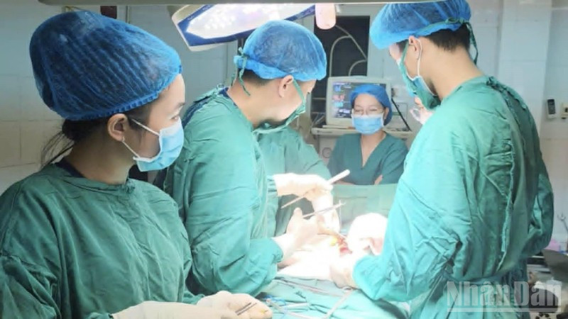 Kíp phẫu thuật Bệnh viện đa khoa Kiến Xương (tỉnh Hưng Yên) thực hiện ca phẫu thuật kéo dài 3 tiếng, giành lại sự sống cho bệnh nhân bị tai nạn giao thông.