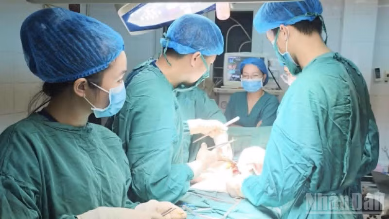 Kíp phẫu thuật Bệnh viện đa khoa Kiến Xương (tỉnh Hưng Yên) thực hiện ca phẫu thuật kéo dài 3 tiếng, giành lại sự sống cho bệnh nhân bị tai nạn giao thông.