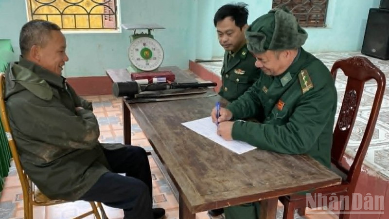 Một công dân tự giác giao nộp công cụ tự chế dịp Tết Nguyên đán cho Bộ đội biên phòng tỉnh Hưng Yên.
