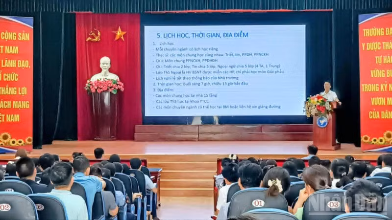 Quang cảnh lễ chào mừng tân học viên sau đại học nhập học năm 2025.