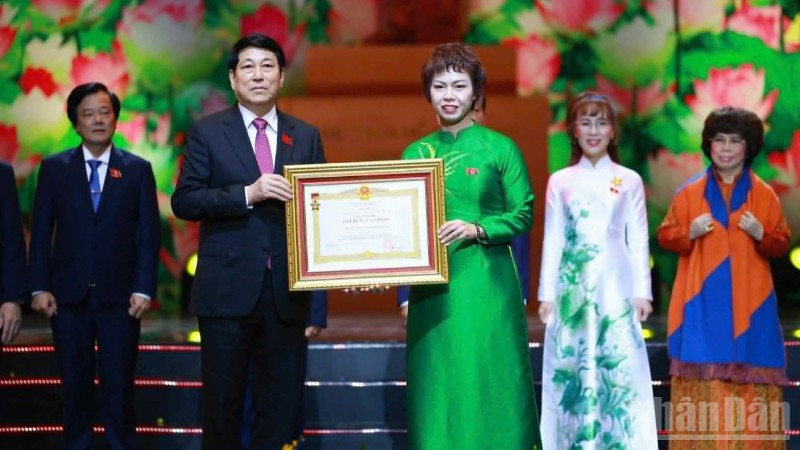 Chủ tịch nước Lương Cường trao tặng danh hiệu Anh hùng Lao động cho Tập đoàn ThaiBinh Seed.