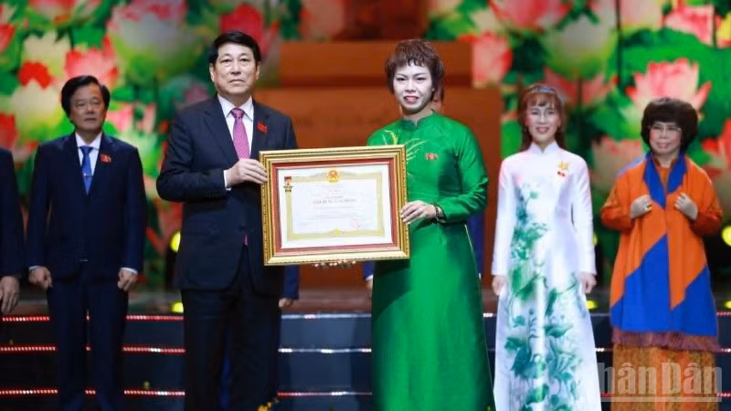 Chủ tịch nước Lương Cường trao tặng danh hiệu Anh hùng Lao động cho Tập đoàn ThaiBinh Seed.