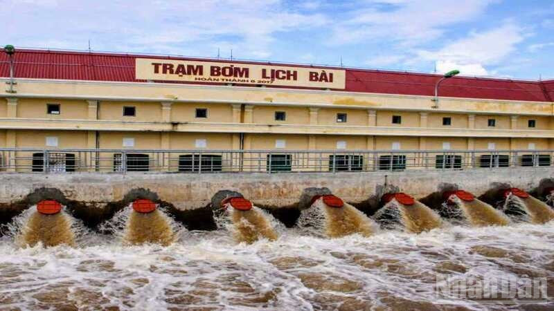 Trạm bơm Lịch Bài (tỉnh Hưng Yên) được vận hành hết công suất nhằm tiêu úng nhanh trong nội đồng cứu lúa, hoa màu.