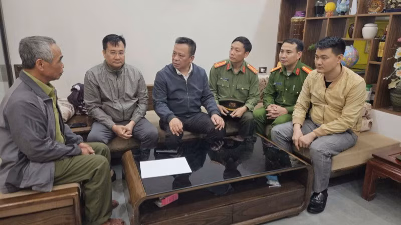 Lãnh đạo Công an tỉnh Hưng Yên thăm hỏi gia đình nạn nhân. (Ảnh Công an cung cấp)
