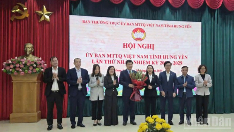 Ban Thường trực Ủy ban Mặt trận Tổ quốc Việt Nam tỉnh Hưng Yên tặng hoa chúc mừng ông Trần Quốc Toản.