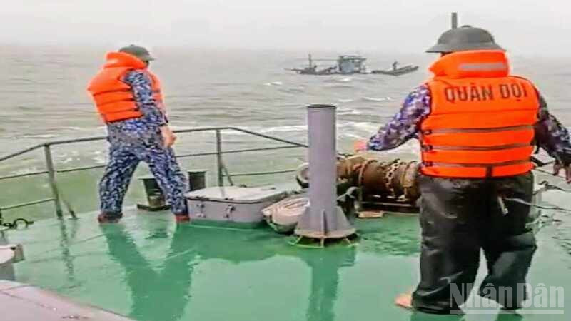 Cán bộ, chiến sĩ Bộ đội biên phòng thực hiện lai dắt thành công phương tiện (bè) của ngư dân Thanh Hóa chết máy, trôi dạt trên biển chiều 19/7/2025.